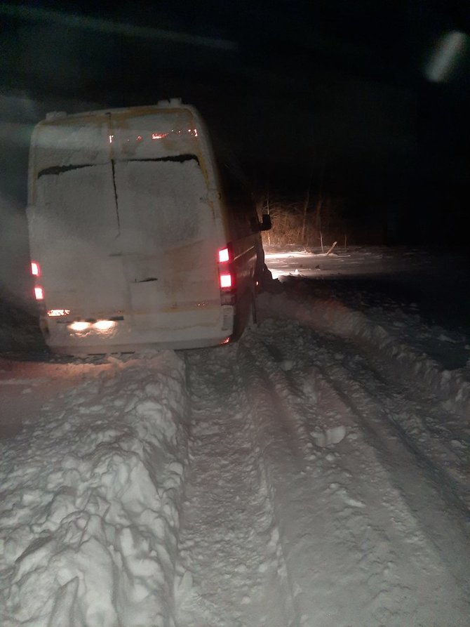 Evaldo Butkaus|„Orų entuziastai“ nuotr./Kelmės rajone apsnigtame kelyje įstrigo mokinius vežęs mikroautobusas