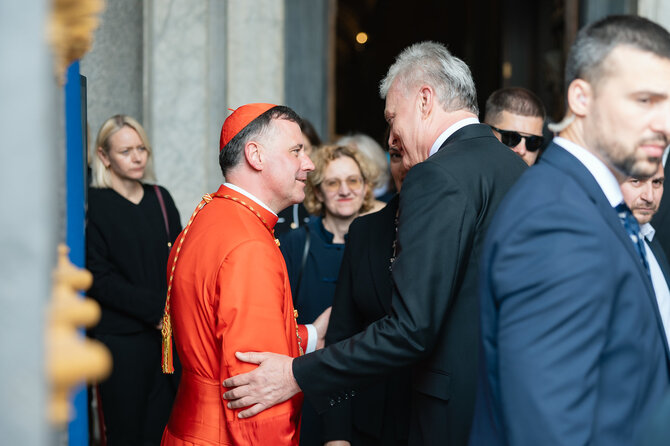 Prezidento kanceliarijos/Eitvydo Kinaičio nuotr./Prezidentas Gitanas Nausėda su kardinolu Rolandu Makricku prie popiežiaus Pranciškaus kapo