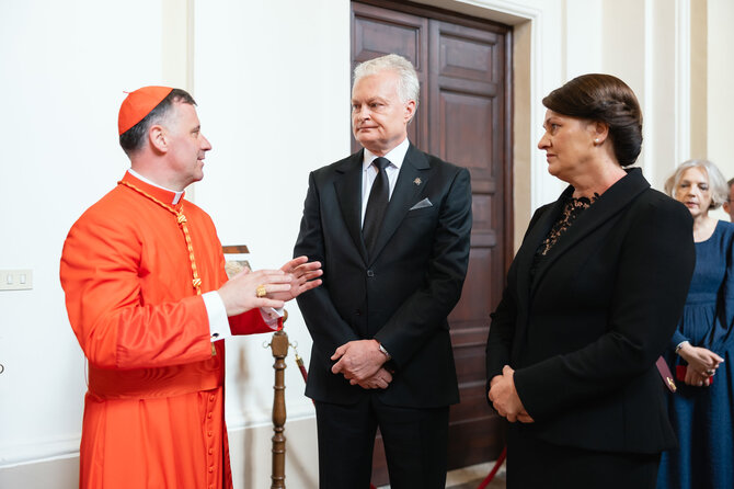 Prezidento kanceliarijos/Eitvydo Kinaičio nuotr./Prezidentas Gitanas Nausėda ir Diana Nausėdienė su kardinolu Rolandu Makricku prie popiežiaus Pranciškaus kapo