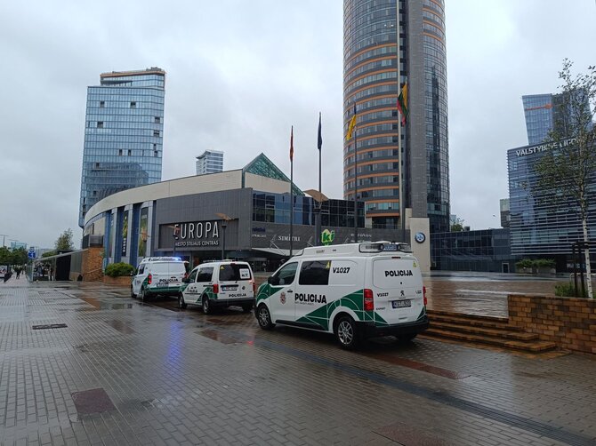 Pauliaus Peleckio / BNS nuotr./Policijos automobiliai prie prekybos centro „Europa“