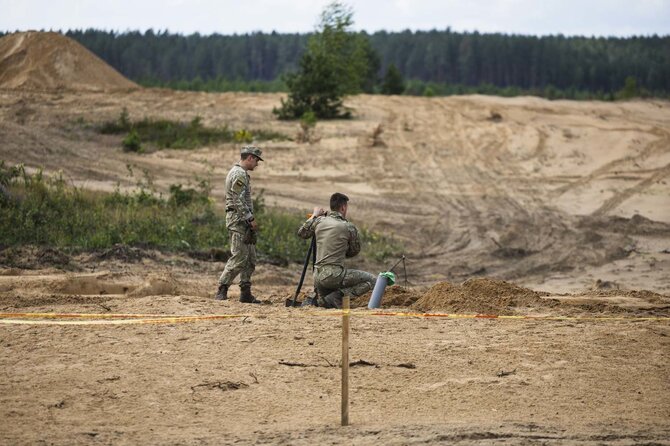 Srž. sp. Karolio Kavolėlio|Lietuvos kariuomenės nuotr./Pabradės poligone kariuomenė simuliuoja rusišką artileriją: testuojamas naujai įrengiamų gynybos pozicijų atsparumas 