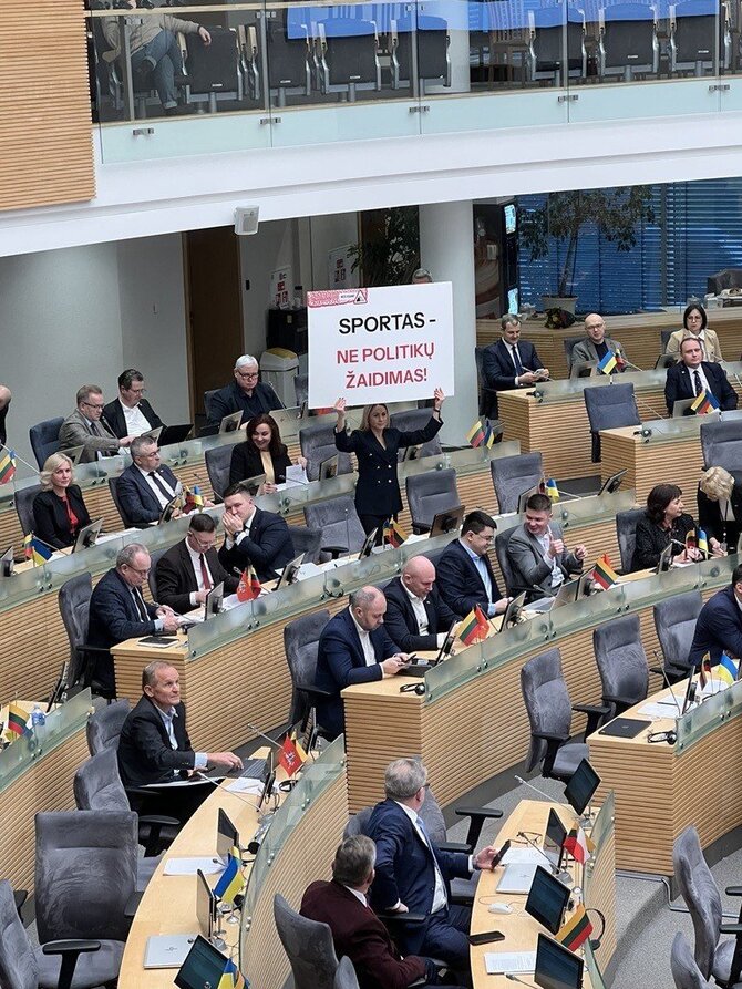 15min nuotr./Lauros Asadauskaitės-Zadneprovskienės protestas Seimo salėje