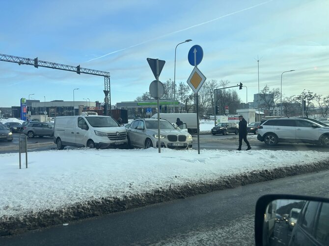 15min nuotr./Vilniaus Geležinio Vilko gatvėje susidūrė keturi automobiliai 