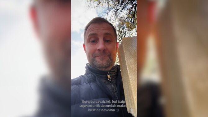 Tyrimo „Veni, Vidi, Vičiūnai“ stopkadras/​​​​​​​Šarūnas Matijošaitis su vafliais iš „Lidl“ parduotuvės