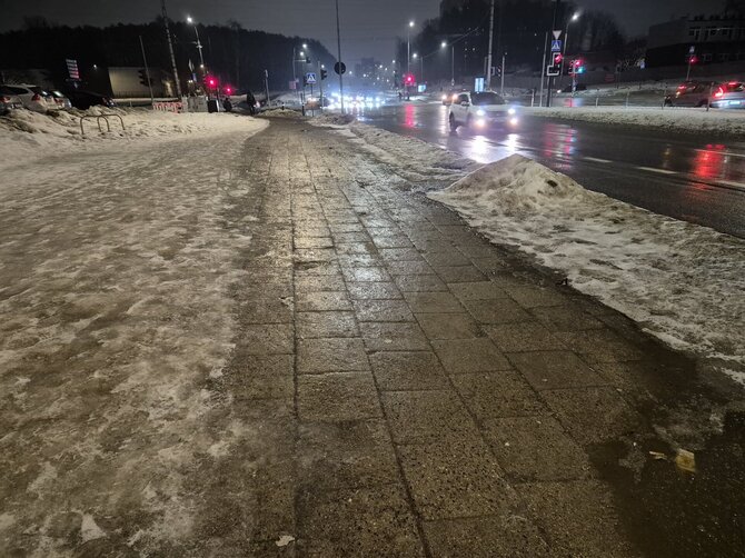 15min nuotr./Vilniuje pirmadienio vakarą šaligatviai tapo čiuožykla