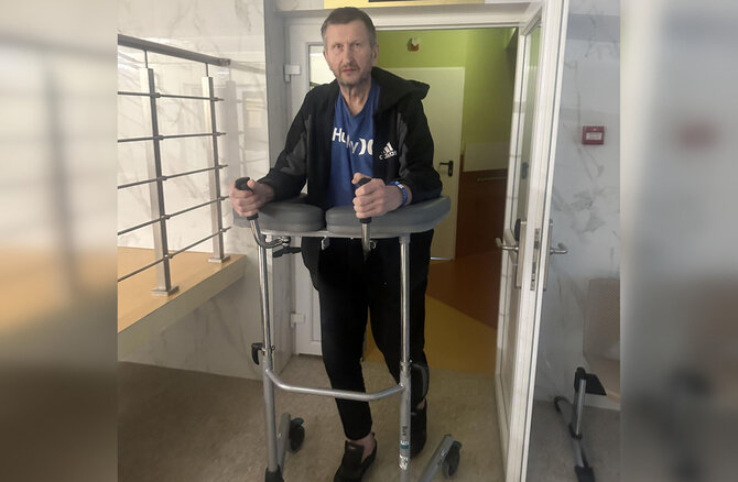 Pauliaus Matulevičiaus/„Vakarų ekspresas“ nuotr./Klaipėdietis Algimantas Vaišnora po kritimo ant ledo turėjo iškęsti sunkią operaciją ir kol kas vaikšto tik su specialia vaikštyne. 