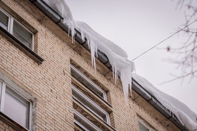 Rimvydo Ančerevičiaus/„Jūsų Panevėžys“ nuotr./Panevėžio centre, Vilniaus gatvėje, virš praeivių galvų kybantys milžiniški varvekliai tapo tikru kantrybės ir saugumo egzaminu. 