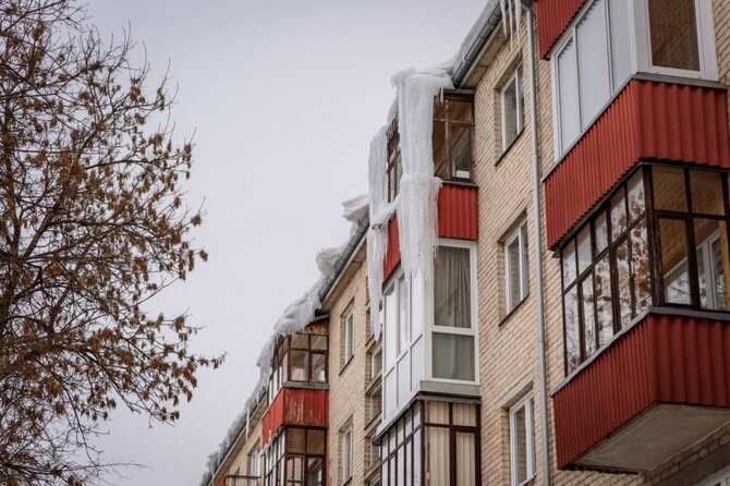 Rimvydo Ančerevičiaus/„Jūsų Panevėžys“ nuotr./Panevėžio centre, Vilniaus gatvėje, virš praeivių galvų kybantys milžiniški varvekliai tapo tikru kantrybės ir saugumo egzaminu.