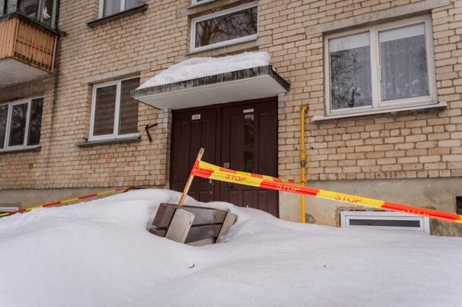 Rimvydo Ančerevičiaus/„Jūsų Panevėžys“ nuotr./Panevėžio centre, Vilniaus gatvėje, virš praeivių galvų kybantys milžiniški varvekliai tapo tikru kantrybės ir saugumo egzaminu.