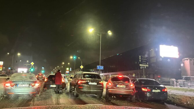 15min skaitytojo Aurimo nuotr./Keli automobiliai susidūrė ties „Senukais“ Vilniaus Ukmergės gatvėje