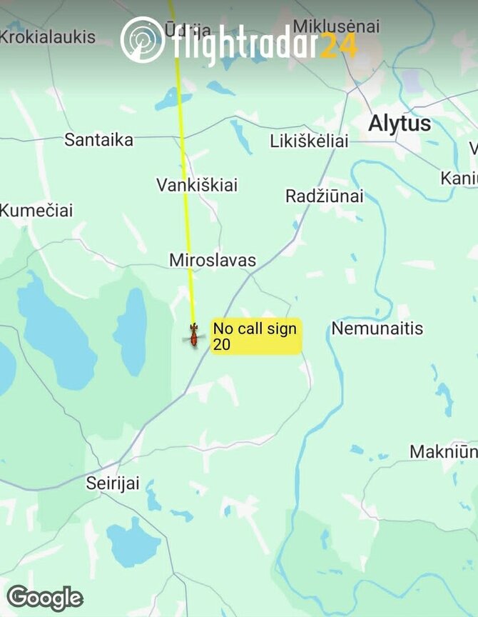 „Flightradar24“ duomenys rodo, kad dronas dingo iš akiračio ties Alytaus rajono Miroslavo kaimu.