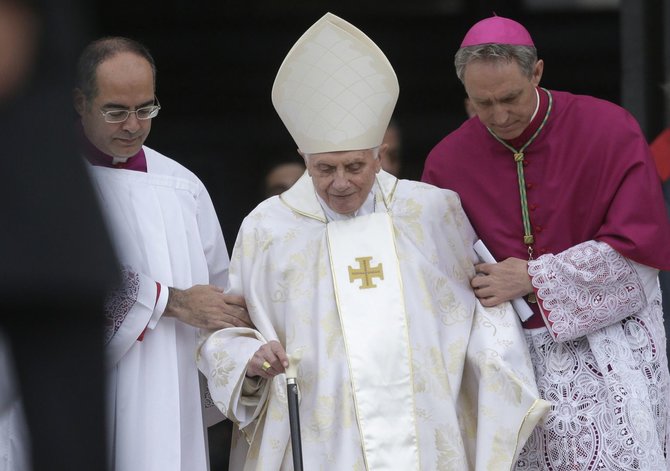 AFP/„Scanpix“ nuotr./Pranciškus per pirmąją dviejų popiežių kanonizaciją paskelbė Joną XXIII ir Joną Paulių II šventaisiais 