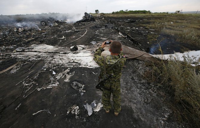 „Scanpix“/„Reuters“, AFP nuotr./Prie Rusijos ir Ukrainos sienos sudužo „Boeing 777“ su 295 žmonėmis