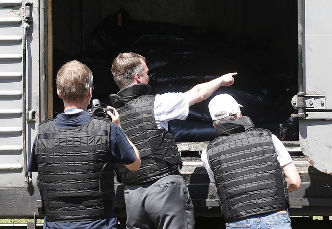 „Reuters“/„Scanpix“ nuotr./Žuvusiųjų kūnai laikomi šaldymo vagonuose Toreze