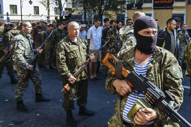 „Scanpix“/AFP, „Reuters“ nuotr./Donecke separatistai Ukrainos nepriklausomybės dieną surengė ukrainiečių belaisvių „paradą“