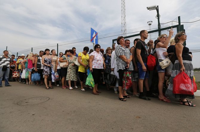 „Scanpix“/„Reuters“, AFP nuotr./Ukrainiečių pabėgėlių stovykla šalia Rusijos Donecko miesto