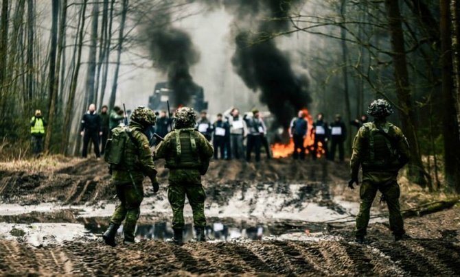 Pauliaus Čilinsko nuotr./Hibridinio karo metu sunku nustatyti, kur civiliai, o kur tik jais apsimetantys kariai