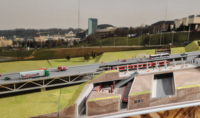 Metro planas (2016 m.): transporto mazgas Kernavės g. su tiltu per Neries upę. Čia susikerta dvi metro linijos: Pilaitė–Centras ir Pašilaičiai–Geležinkelio stotis–Lazdynai–Pašilaičiai. Vaizdas nuo Baltojo tilto. 