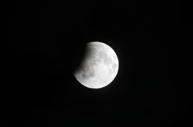 Nuotr. iš Astrophoto.com/Nr.18. Ant Mėnulio disko užslenka šešėlis – prasideda užtemimas