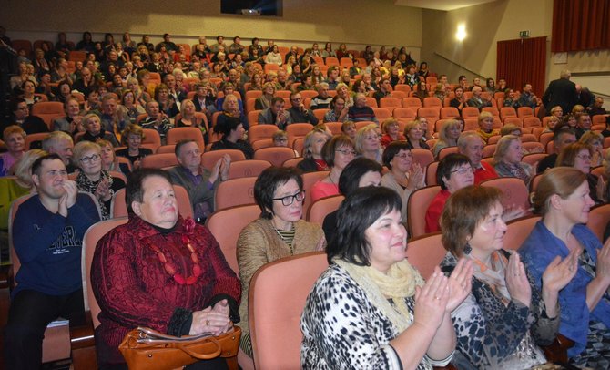 Varėnos Savivaldybės nuotr./Varėnoje apdovanoti 7-ojo Dalios Tamulevičiūtės profesionalių teatrų festivalio laureatai