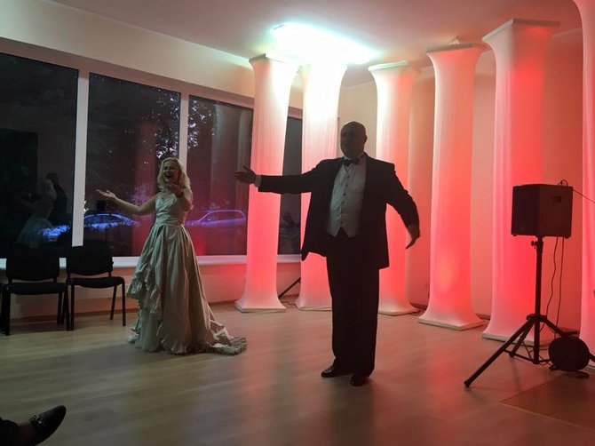 Jolitos Mažeikienės archyvo nuotr./Kristina Siurbytė ir Žanas Voronovas koncertuoja Užuguostyje