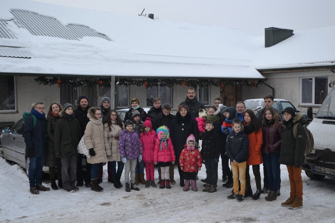 Nuotr. iš www.onosbaznycia.lt/Šv. Teresės šeimyna prie savo namų su lankytojais iš Šv. Onos bažnyčios parapijos