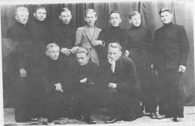 Nuotr. iš partizanai.org/Seinų „Žiburio“ gimnazijos septintokai. 1935.K.6. Priklaupęs pirmas iš kaires – A.Ramanauskas