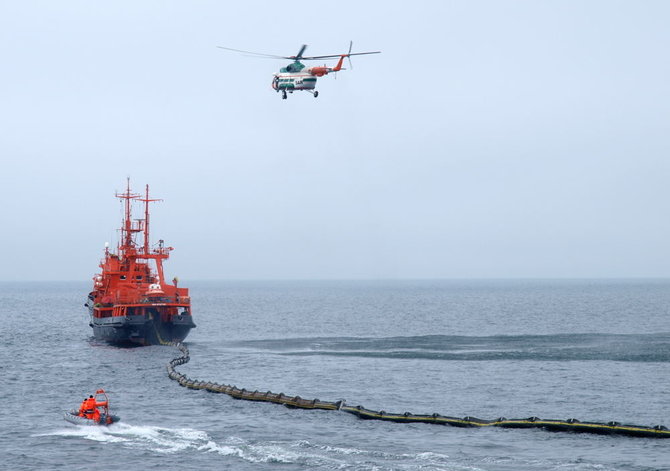 Karinių jūrų pajėgų nuotr./Naftos taršos likvidavimo pratybos