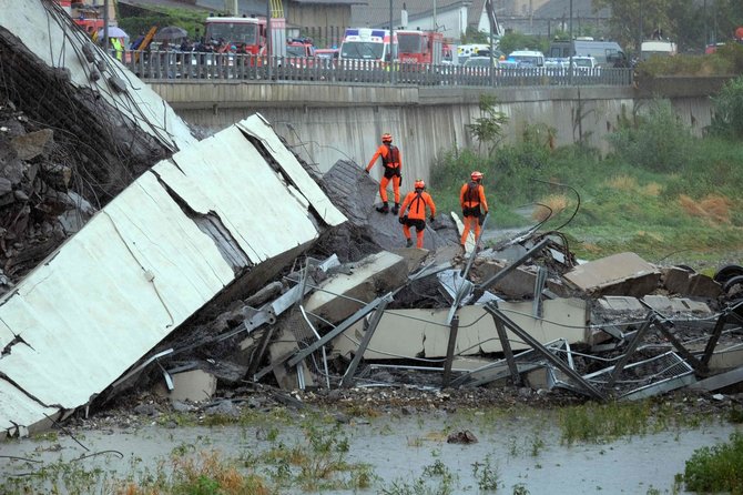 AFP/„Scanpix“ nuotr./Italijoje sugriuvo greitkelio viadukas