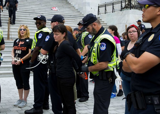 „Reuters“/„Scanpix“ nuotr./Protestuotojai prie JAV Kapitolijaus