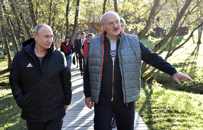 „Reuters“/„Scanpix“ nuotr./V.Putinas apsilankė Baltarusijos prezidento A.Lukašenkos tėviškėje