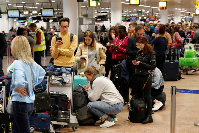 „Reuters“/„Scanpix“ nuotr./Dėl oro uosto darbuotojų streiko Briuselyje įstrigo dešimtys tūkstančių keleivių