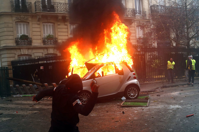 „Scanpix“ nuotr./„Geltonųjų liemenių“ protestai prieš E.Macroną peraugo į susirėmimus