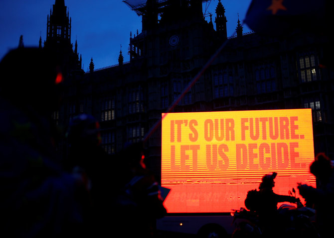 „Reuters“/„Scanpix“ nuotr./Britai laukia sprendimo dėl „Brexit“