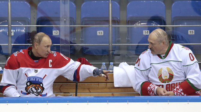 „Scanpix“/AP nuotr./V.Putinas ir A.Lukašenka žaidė ledo ritulį