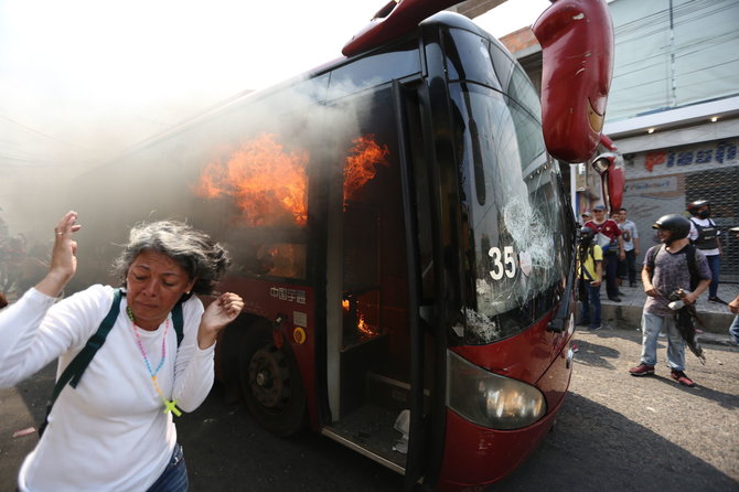 AFP/„Scanpix“ nuotr./Venesuelos pasienyje per protestą kilo susirėmimai su pareigūnais