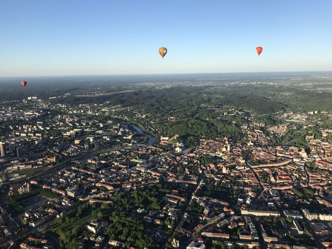 Asmeninio archyvo/„Pramogos ore“ nuotr./Per Lietuvą oro balionu