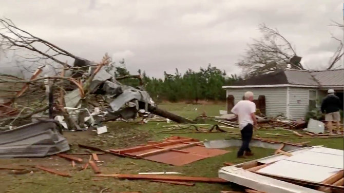 „Reuters“/„Scanpix“ nuotr./Alabamą nusiaubė tornadas