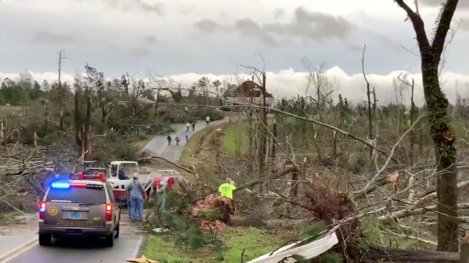 „Reuters“/„Scanpix“ nuotr./Alabamą nusiaubė tornadas