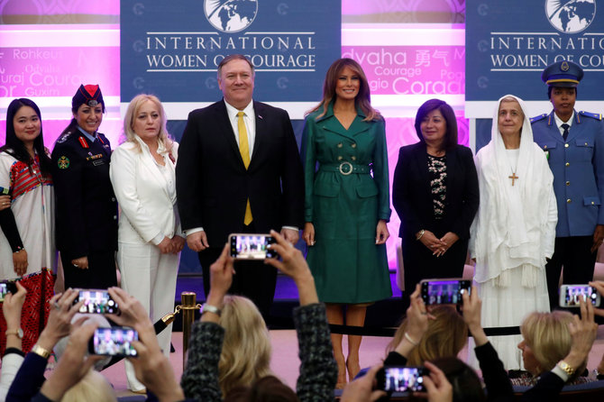 „Reuters“/„Scanpix“ nuotr./Melania Trump ir Mike'as Pompeo įteikė Tarptautines drąsos premijas