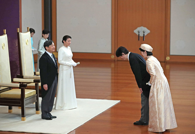 „Scanpix“/AP nuotr./Į sostą įžengęs naujasis Japonijos imperatorius Naruhito