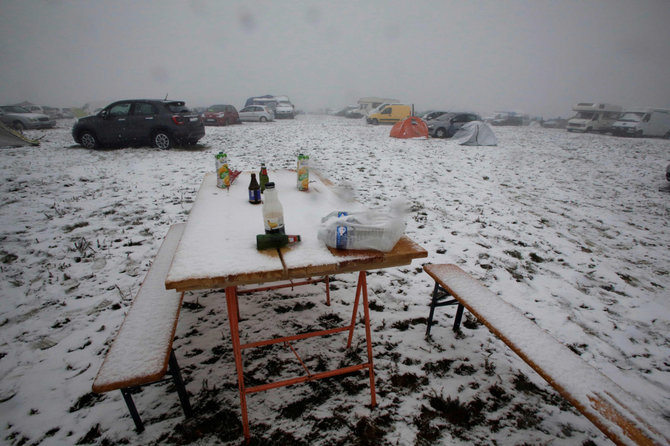 AFP/„Scanpix“ nuotr./Muzikos festivalio dalyvius užklupo sniegas