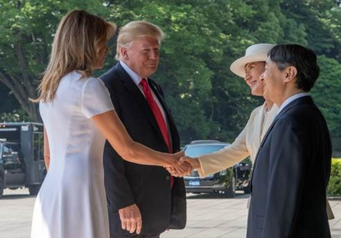 AFP/„Scanpix“ nuotr./JAV prezidentas Donaldas Trumpas su naujuoju Japonijos imperatoriumi Naruhito.