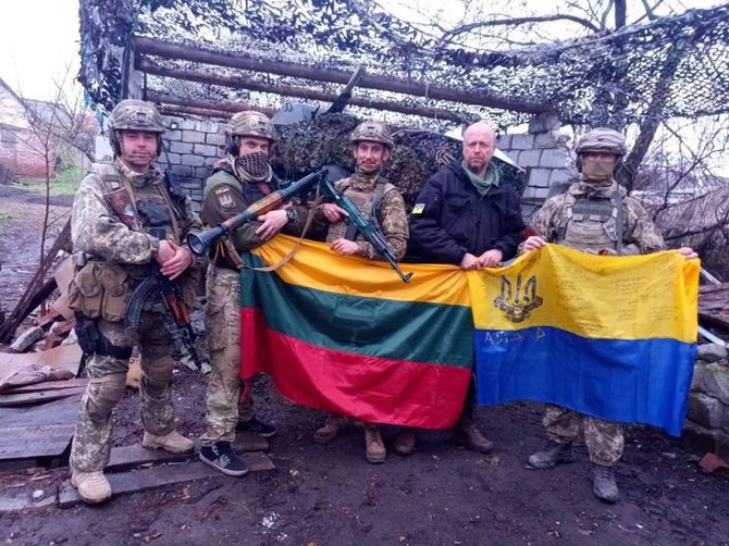 „Vanago Kelias. Misija Ukraina-2019“ nuotr./J.Ohmanas ir Ukrainos kariai