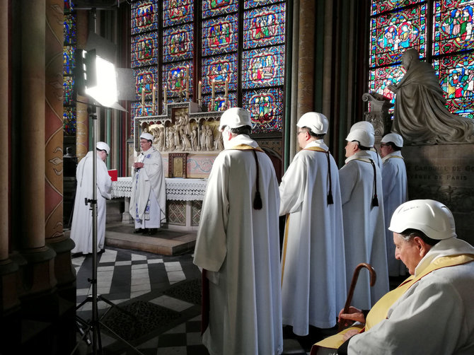 „Reuters“/„Scanpix“ nuotr./Paryžiaus Dievo Motinos katedroje paaukotos pirmosios po gaisro mišios