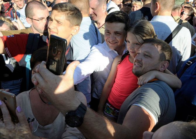 AFP/„Scanpix“ nuotr./Ukrainos prezidentas V.Zelenskis apsilankė Mariupolyje