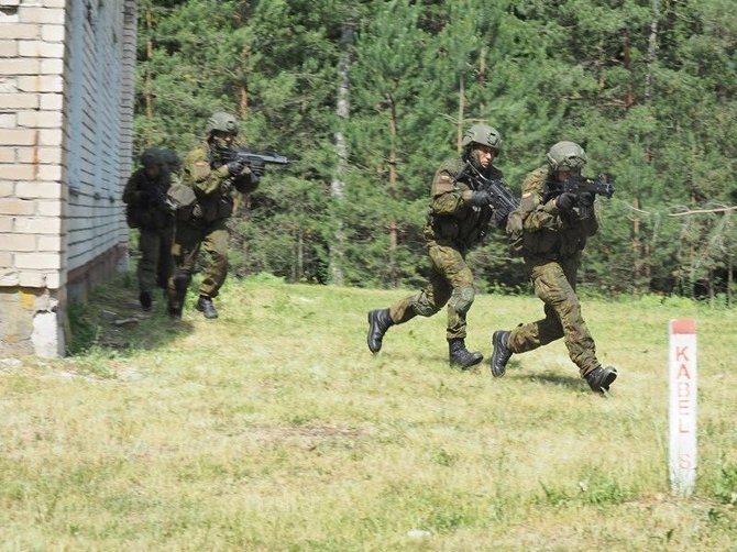 LKA nuotr./Kazlų Rūdos poligone studentai praktiškai įtvirtina karybos žinias