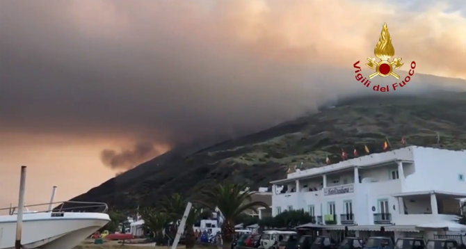 AFP/„Scanpix“ nuotr./Išsiveržė Strombolio ugnikalnis