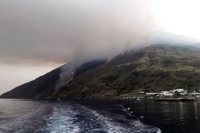 AFP/„Scanpix“ nuotr./Išsiveržė Strombolio ugnikalnis