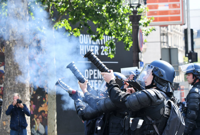 „Scanpix“ nuotr./Paryžiuje po parado protestuotojai susirėmė su policija